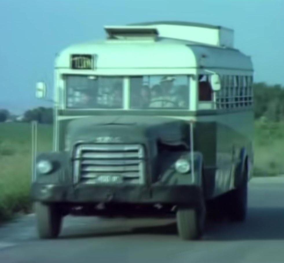 אוטובוס GMC ירוק בדרך לטיול השנתי, מתוך אלכס חולה אהבה