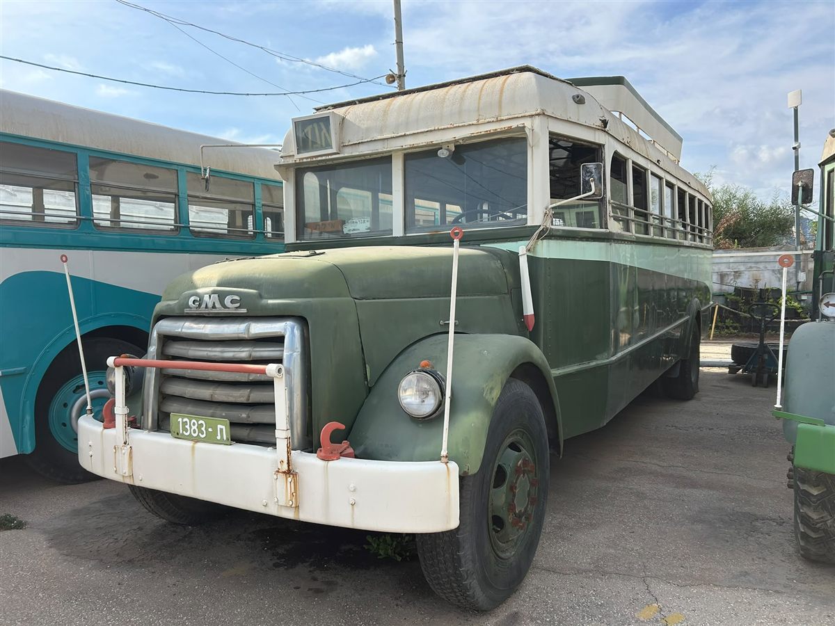 אוטובוס GMC ירוק במוזיאון אגד בחולון היום