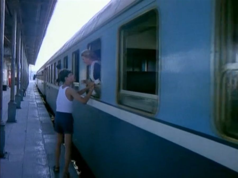 אלכס נפרד מדודה לולה דרך חלון הרכבת, מתוך אלכס חולה אהבה