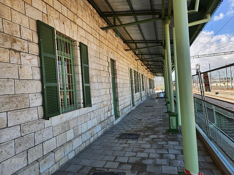 קירות האבן והתריסים הירוקים לאורך הרציף בלוד