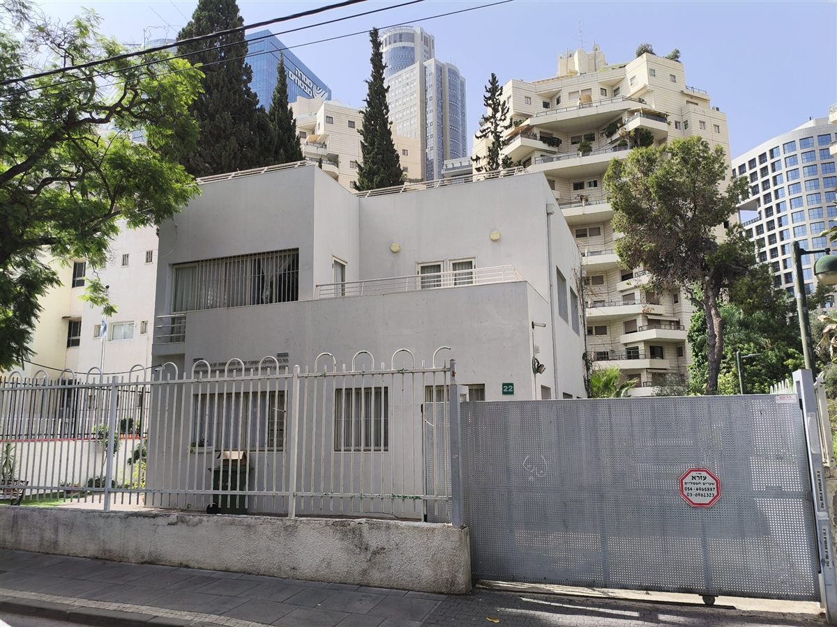 הבניין ברמת גן שבו צולמו סצנות הפנים של הבית של אלכס
