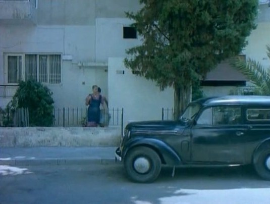 סצנה מול הבית של אלכס, מתוך אלכס חולה אהבה